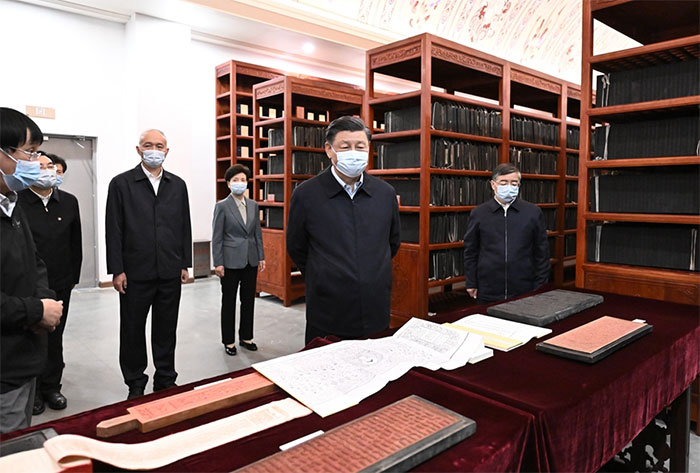習(xí)近平1日下午在中國(guó)國(guó)家版本館考察時(shí)，在蘭臺(tái)洞庫(kù)了解館藏精品版本保存情況