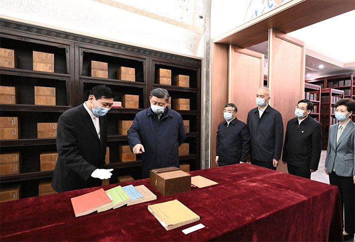 習(xí)近平1日下午在中國(guó)國(guó)家版本館考察時(shí)，在蘭臺(tái)洞庫(kù)了解館藏精品版本保存情況